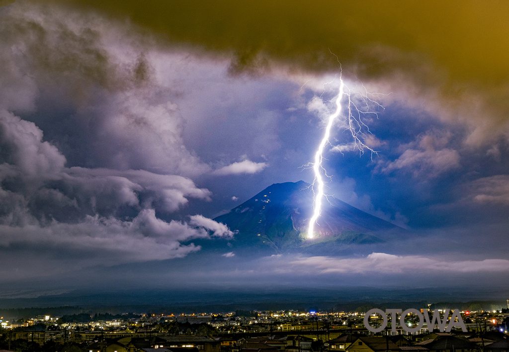 The 22th 雷写真コンテスト受賞作品 Grand Prize -Lightning strikes Mt. Fuji-