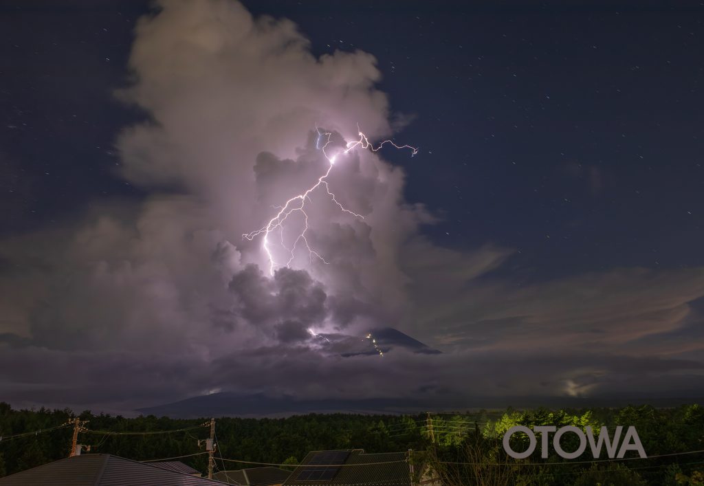 The 22th 雷写真コンテスト受賞作品 Fine Work -Lightning bolt from a giant cloud-